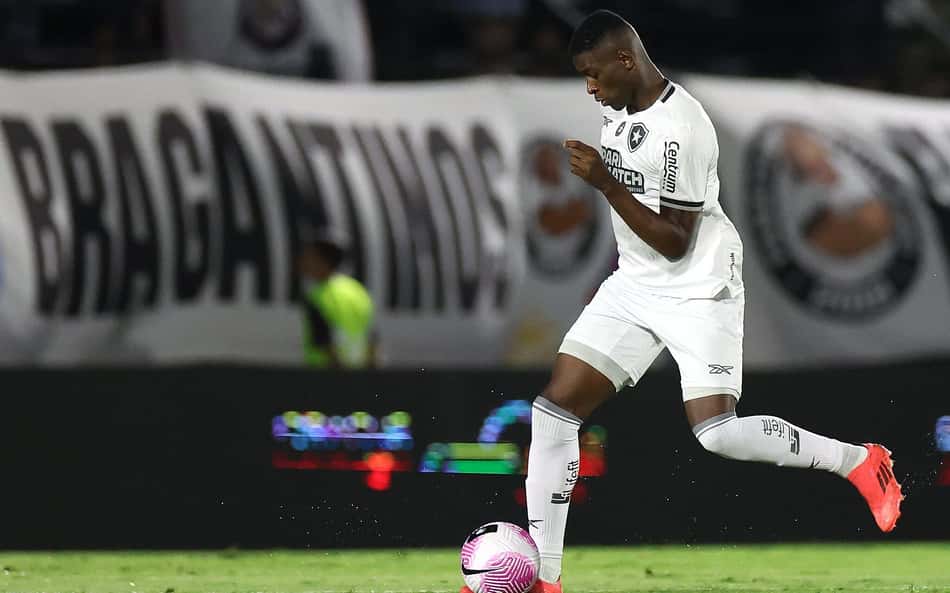 Falta de Capixaba em Luiz Henrique revolta torcedores do Botafogo: 'Não tem VAR?'