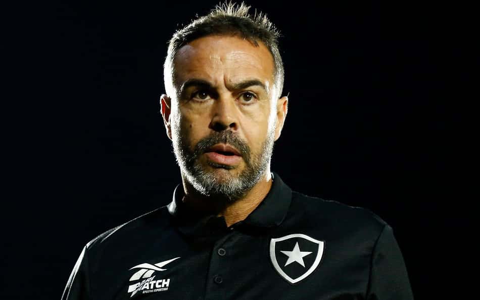 Artur Jorge manda recado à Conmebol por jogadores do Botafogo pendurados