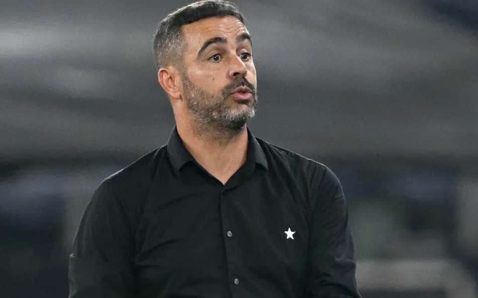 Artur Jorge não crava classificação do Botafogo após goleada: 'Bom senso'