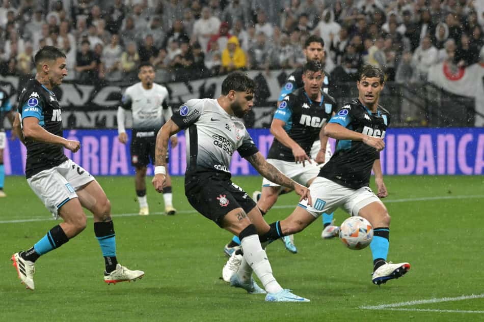 FBL-SUDAMERICANA-CORINTHIANS-RACING