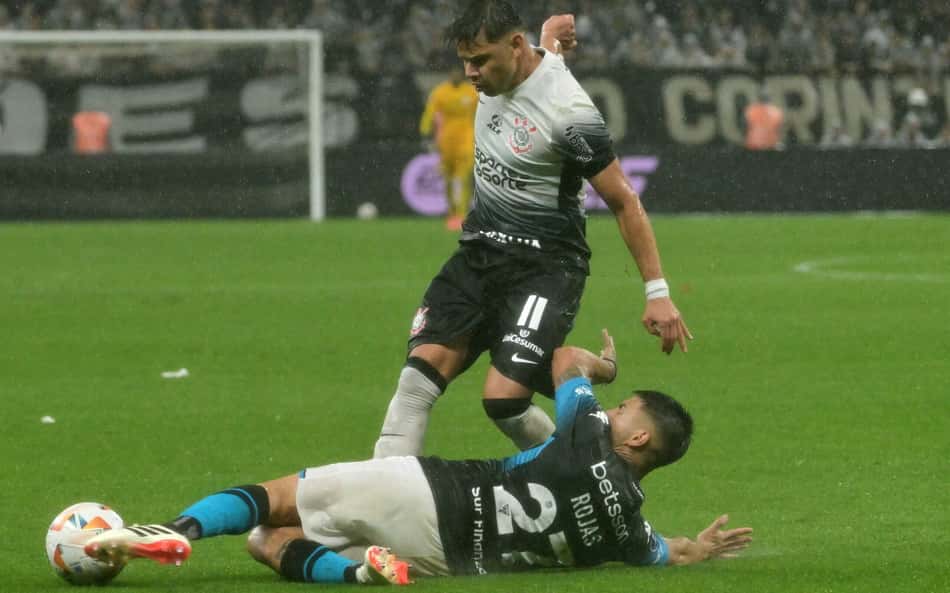 Corinthianos culpam gramado pelo empate: "jogo ficou igual"