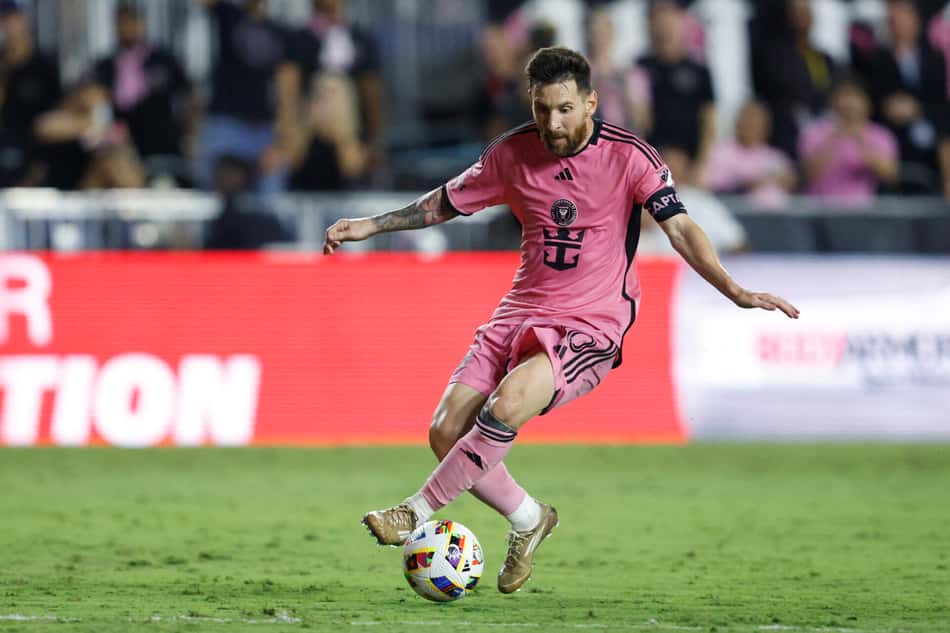 Foto: Chris Arjoon/AFP Lionel Messi,, do Inter Miami, domina a bola durante a partida contra o Atlanta United, pela Major League Soccer (MLS), no Chase Stadium em Fort Lauderdale, Florida.