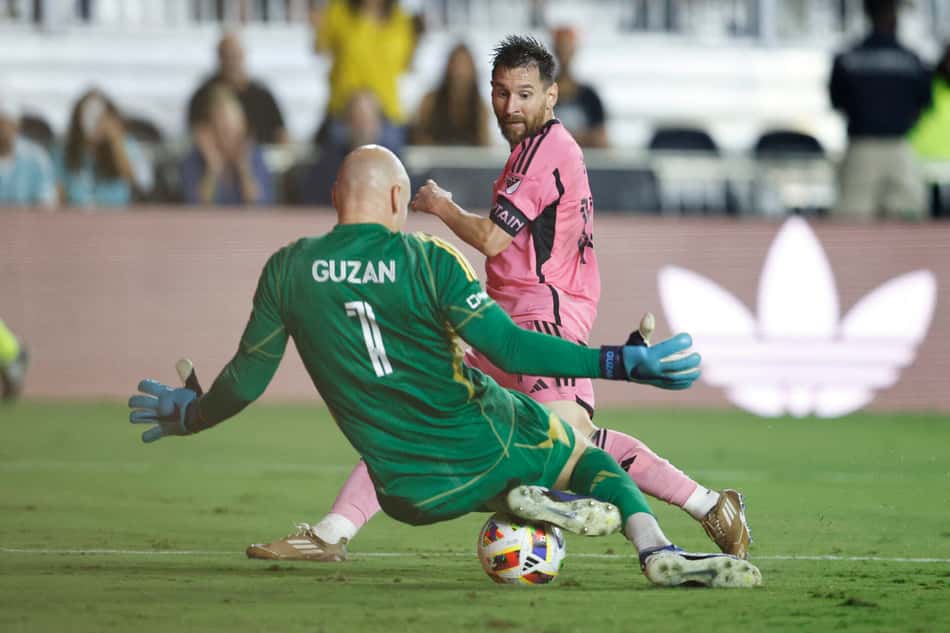 O goleiro Brad Guzan abafa o chute de Messi na vitória do Inter Miami por 2 a 1 sobre o Atlanta United FC pela MLS (Foto: Chris Arjoon/AFP)