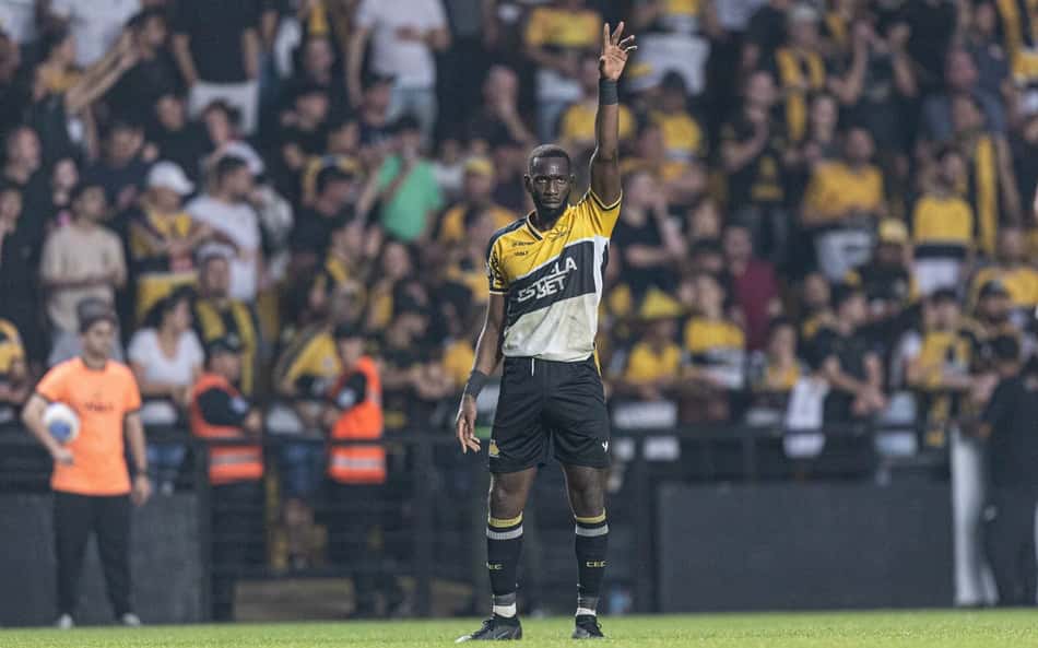 Bolasie, do Criciúma, debocha do Botafogo após empate: 'Calma, calma…'