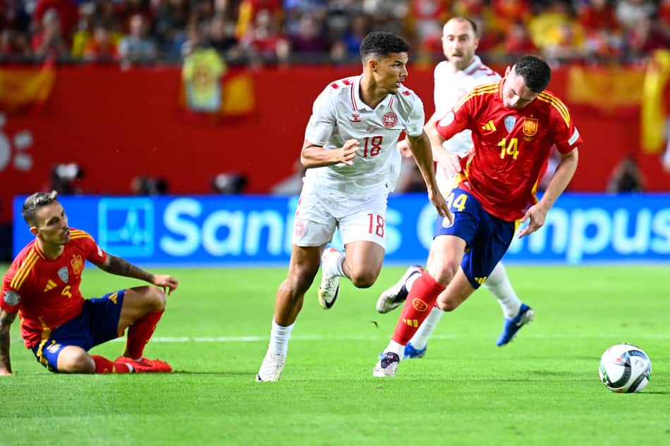 Aymeric Laporte e Alexander Bah em Espanha x Dinamarca (foto: JOSE JORDAN / AFP)