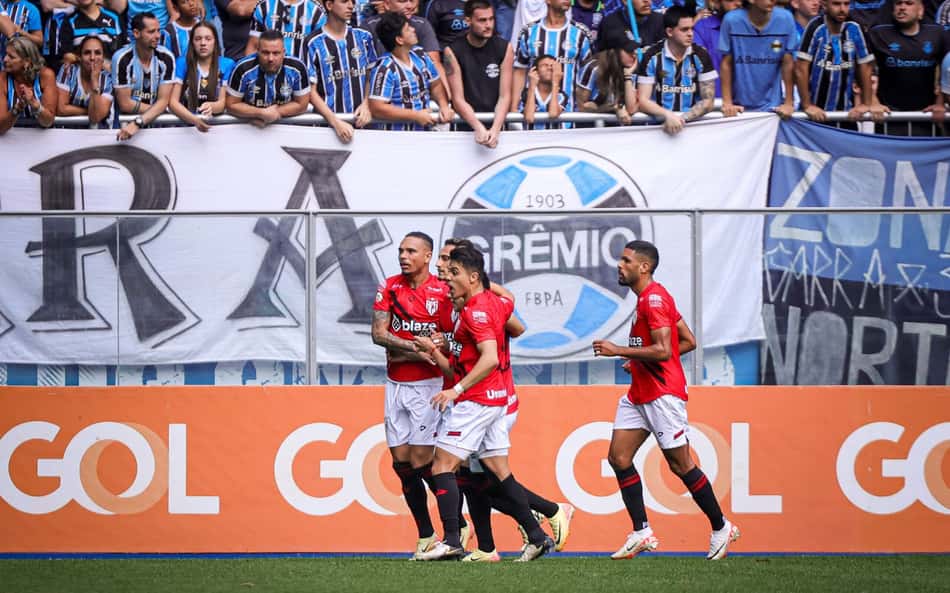 Marchesín defende 1º pênalti pelo Grêmio, mas leva gol no rebote: 'zikado'
