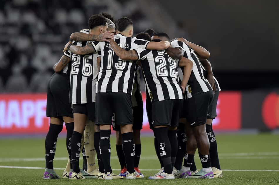 Jogadores do Botafogo reunidos antes da partida contra o São Paulo, no Nilton Santos, pela Copa Libertadores (Foto: Alexandre Loureiro/AGIF)