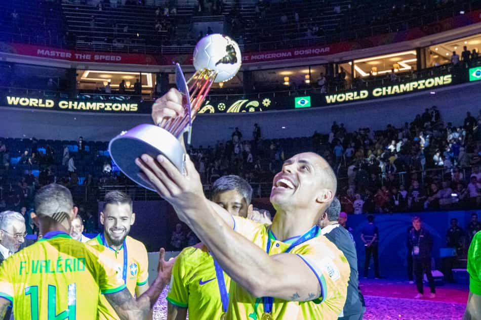 Copa do Mundo de Futsal 2024: Ferrão, do Brasil, ergue o troféu de campeão oferecido pela Fifa.
