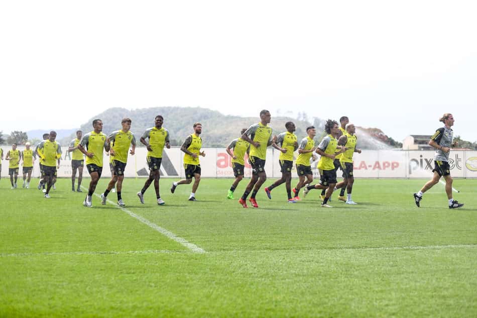 Filipe Luís comanda treino do Flamengo durante a Data Fifa
