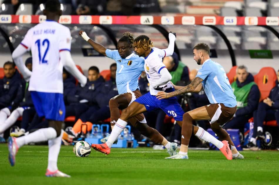 Jérémy Doku e Bradley Barcola disputam bola em Bélgica x França pela Liga das Nações. (Foto: John Thys/AFP)