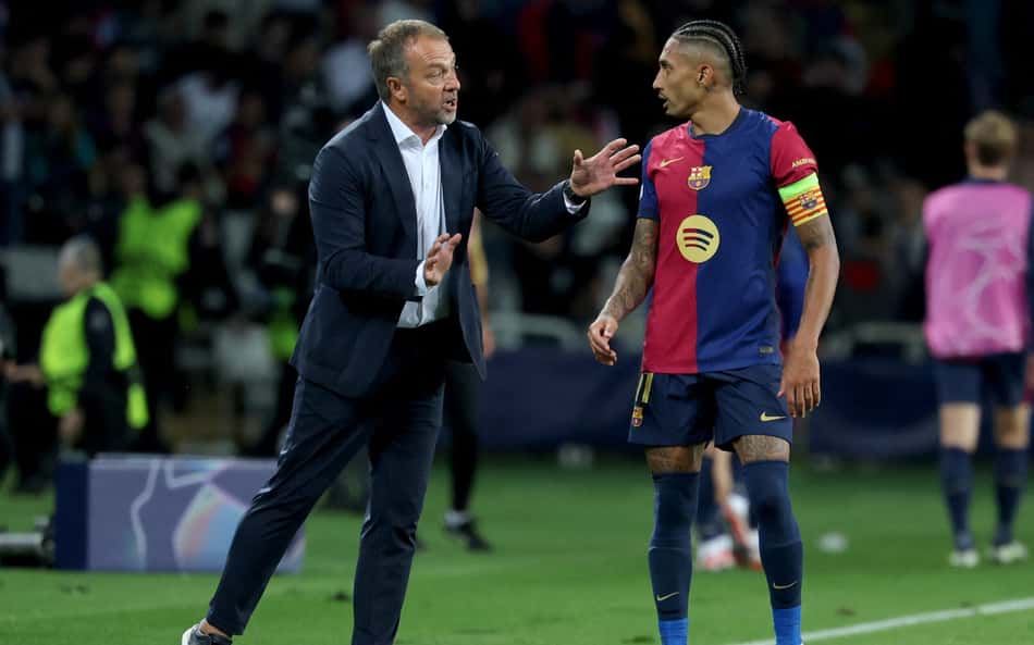 Hansi Flick se rende a Raphinha após hat-trick na Champions League: 'Especial'