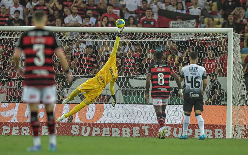 'Tá faltando o dinheiro!', diz Marcos Braz sobre entrave com Hugo Souza e Corinthians