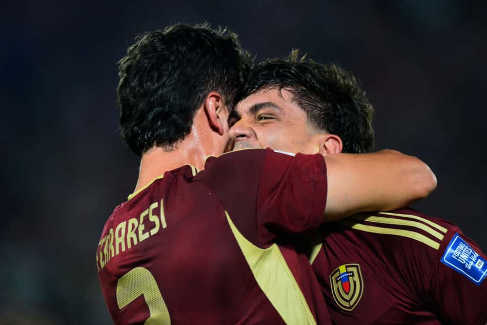 Jogadores da Venezuela comemoram gol marcado sobre o Paraguai, pelas Eliminatórias da Copa do Mundo