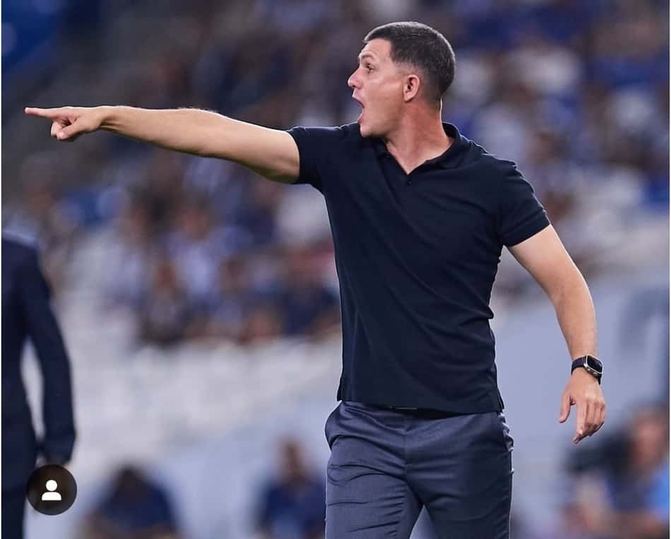 Mauricio Barbieri comandando jogo do Juarez