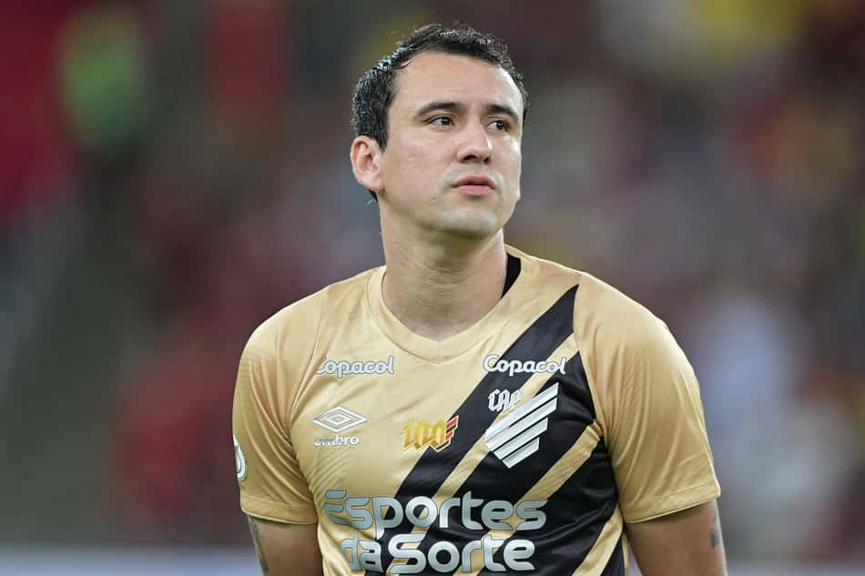 Pablo veste camisa do Athletico-PR com patrocínio da Esportes da Sorte no jogo contra Flamengo