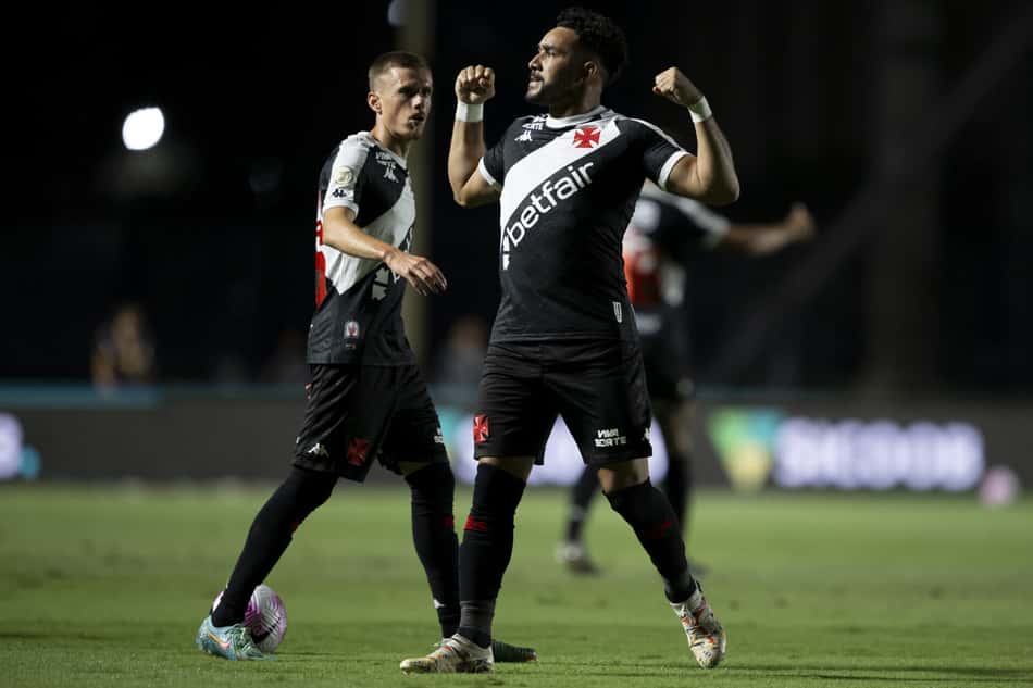 Payet comemora gol marcado pelo Vasco contra Juventude