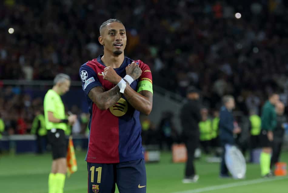 Raphinha comemora gol marcado sobre o Bayern de Munique em vitória do Barcelona na Champions League (1)