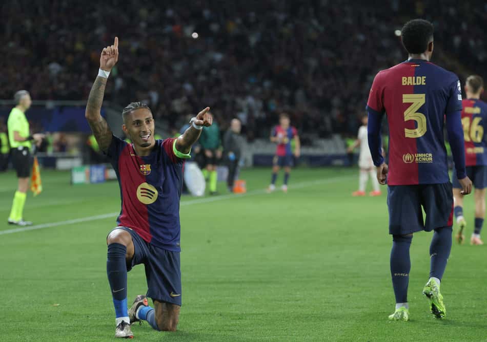 Raphinha comemora gol marcado sobre o Bayern de Munique em vitória do Barcelona na Champions League (4)