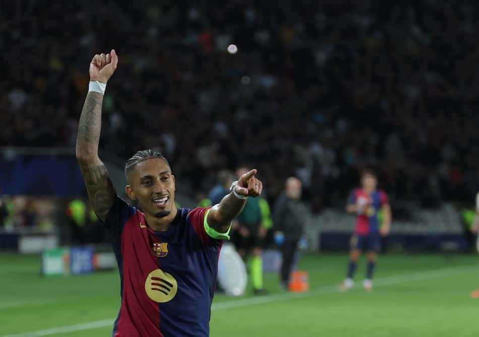Raphinha comemora gol marcado sobre o Bayern de Munique em vitória do Barcelona na Champions League (5)
