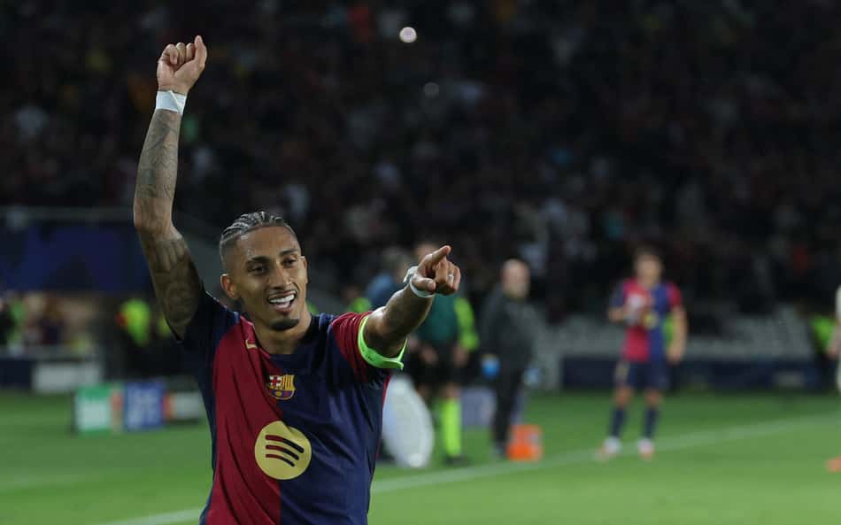 Raphinha-comemora-gol-marcado-sobre-o-Bayern-de-Munique-em-vitoria-do-Barcelona-na-Champions-League-5-scaled-aspect-ratio-512-320