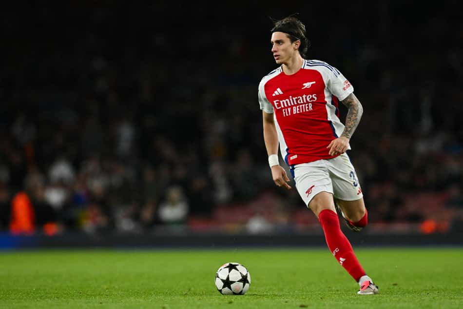 Jogador italiano do Arsenal, Ricardo Calafiori , durante partida do time inglês