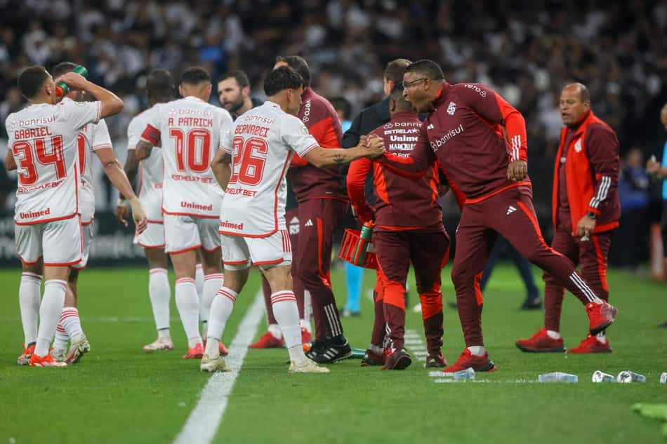 Roger comemora com Bernabéi