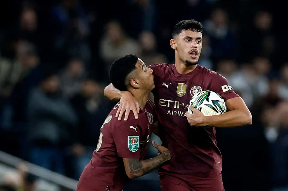 Savinho e Matheus Nunes comemoram gol do Manchester City marcado sobre o Tottenham pela Copa da Liga Inglesa