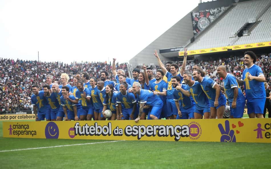 Futebol da Esperança: time de Zico goleia o de Tite em tarde de festa