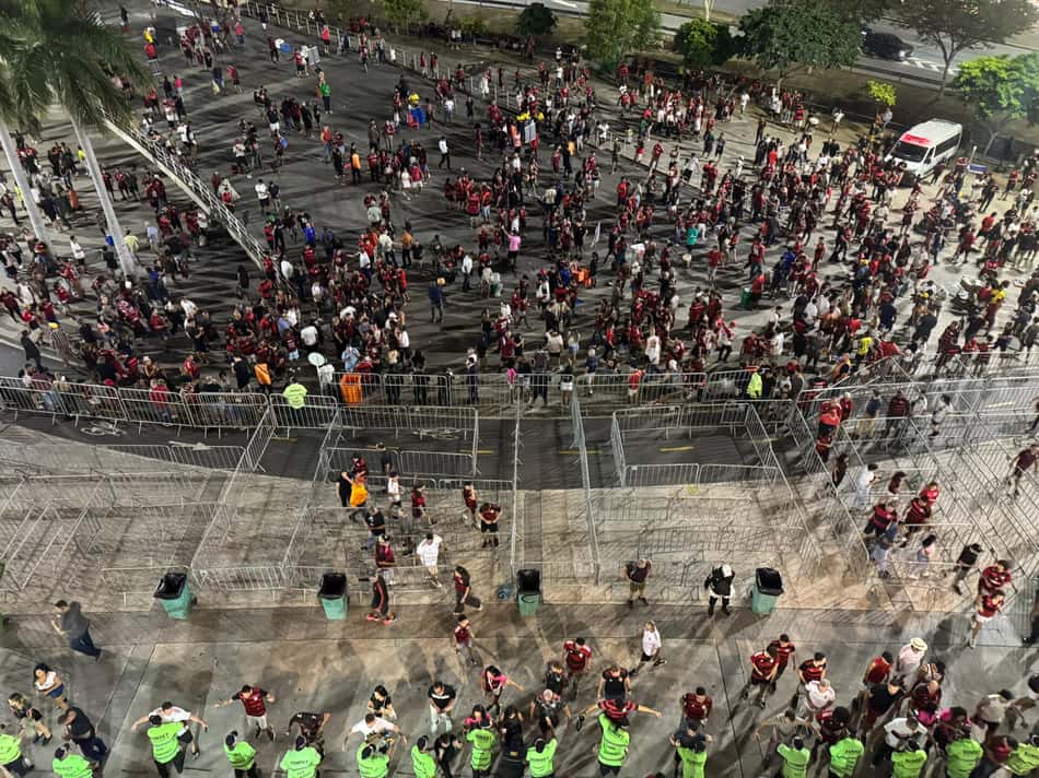 Torcedores do Flamengo chegando ao Maracanã pela rampa da Uerj para clássico contra Fluminense