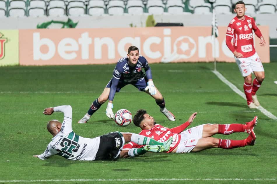 Waguininho jogador do Coritiba disputa lance com Alesson jogador do Vila Nova-GO