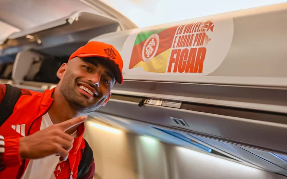 Internacional decola do Salgado Filho e recebe homenagem em avião