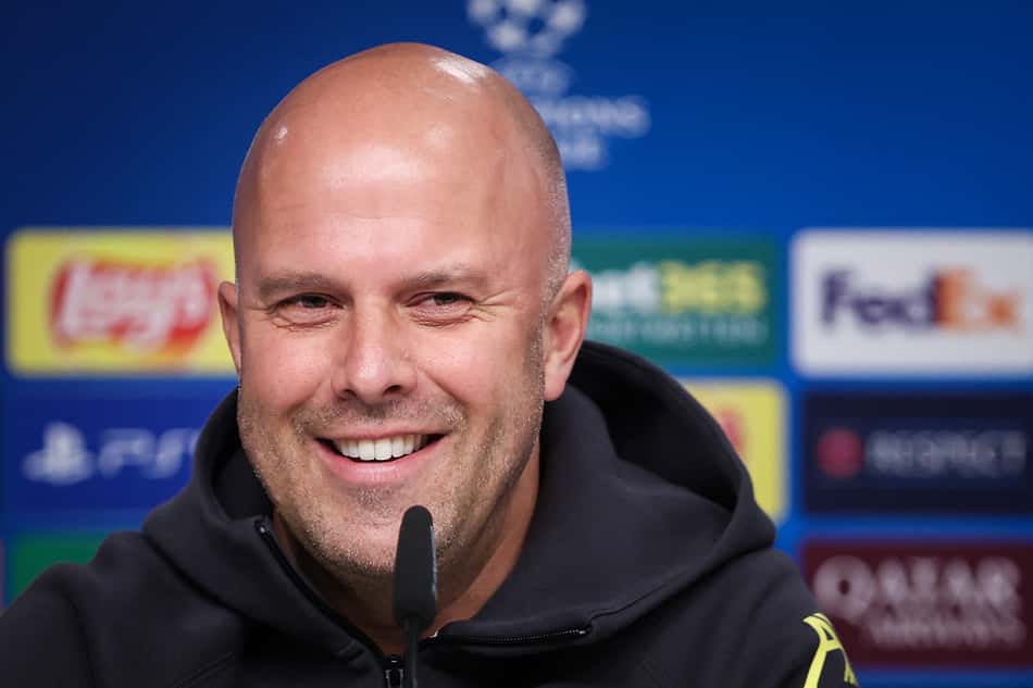 Arne Slot em coletiva do Liverpool (Foto: Ronny Hartmann / AFP)