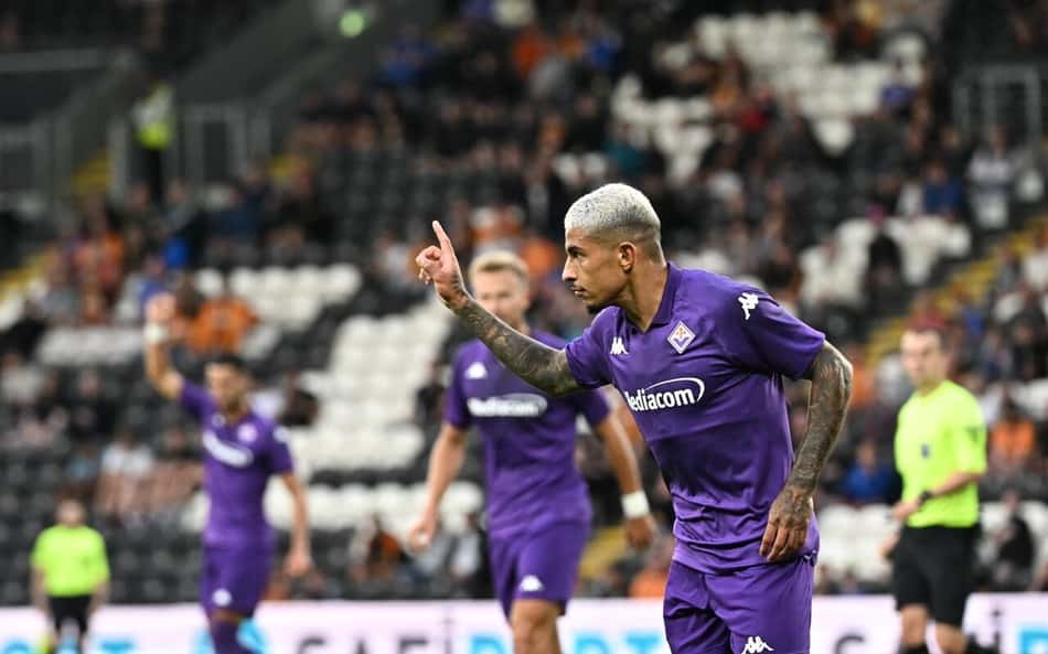Com oito temporadas no futebol europeu, Dodô, da Fiorentina, sonha com a Seleção