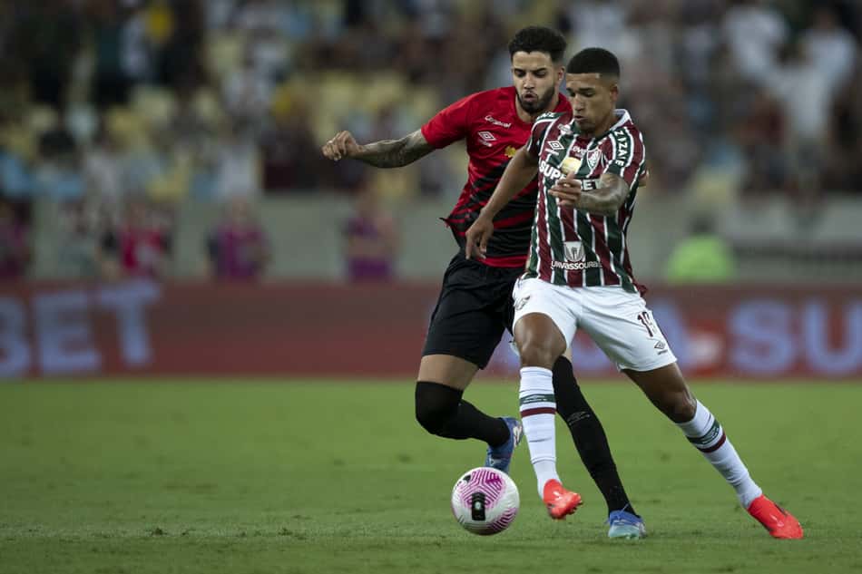 Kauã Elias, do Fluminense, disputa lance com Kaíque Rocha, do Athletico-PR