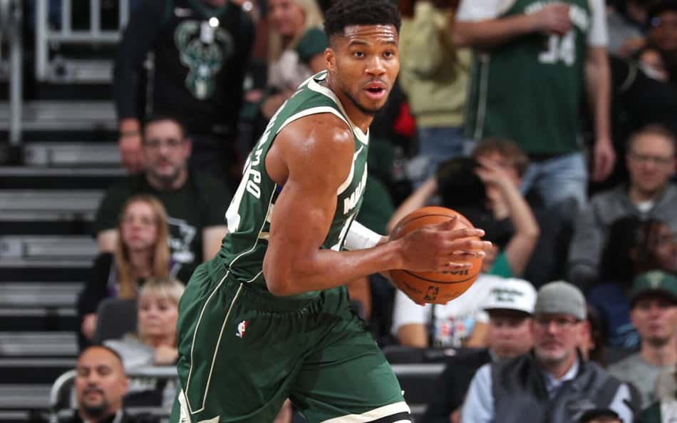 Antetokounmpo aparece fantasiado após jogo: 'Tenho que entreter meus filhos'