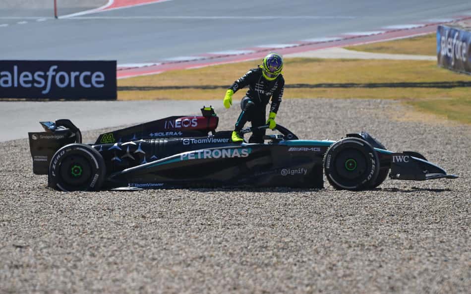 Hamilton se diz 'devastado' por abandono nos EUA e justifica: 'Carro começou a quicar'