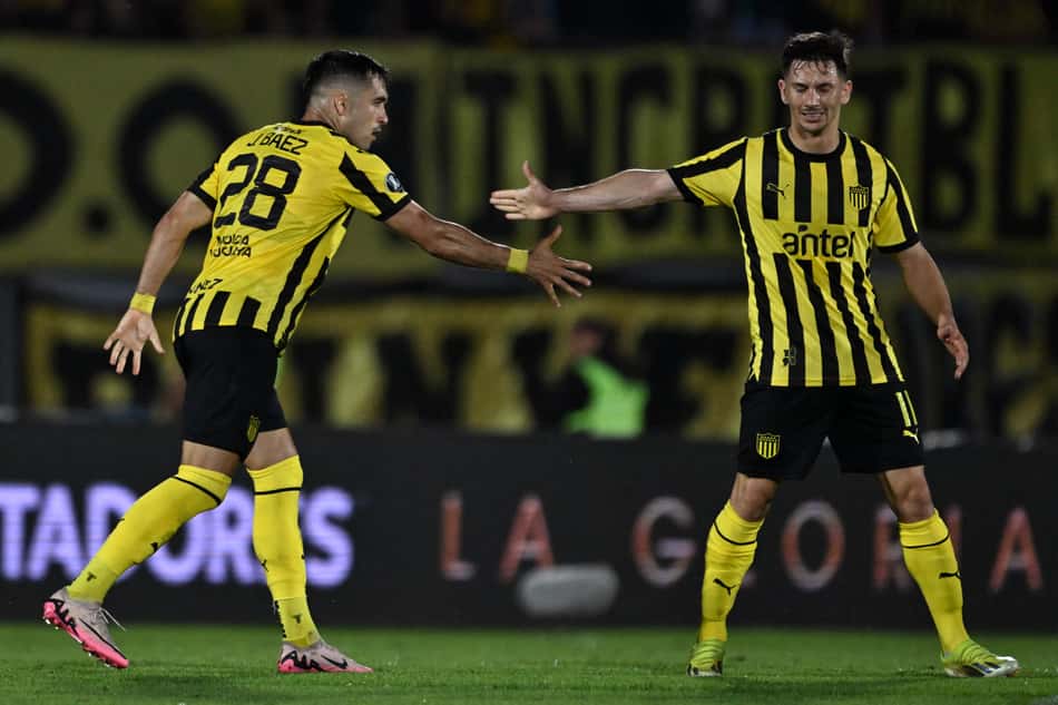 Jaime Báez comemora gol do Penãrol contra o Botafogo no Centenário pela Libertadores