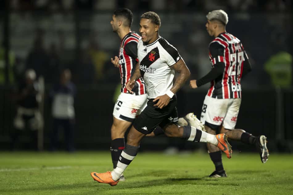 Após vencer no primeiro turno, o Vasco volta a encarar o São Paulo em jogo hoje (Foto: Jorge Rodrigues/AGIF)