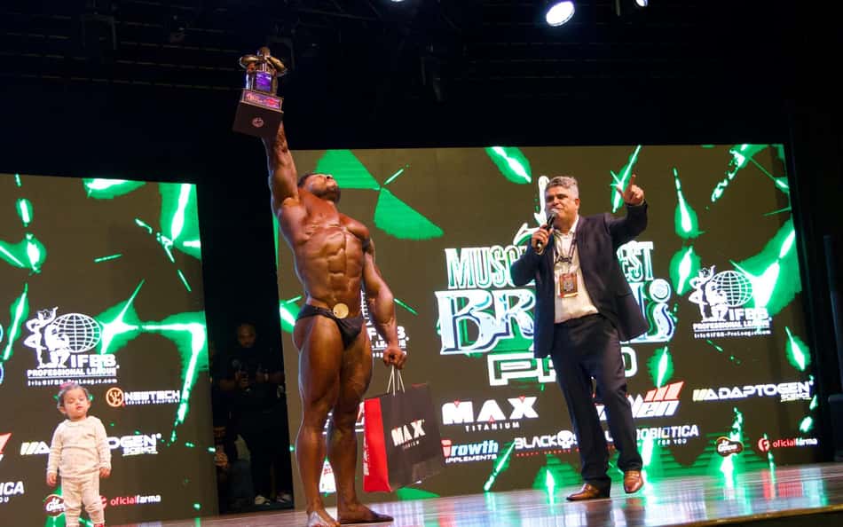 Ramon Dino se emociona após título no Mr. Olympia Brasil e afirma: 'Seremos Top 1'