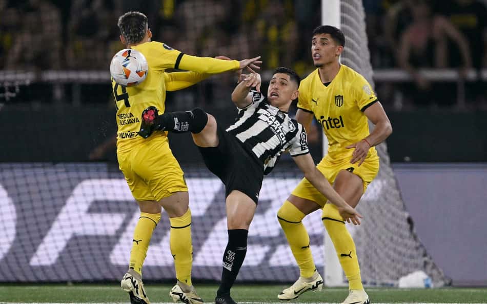 Atleta do Peñarol reclama de sintético; jogadores do Botafogo devolvem