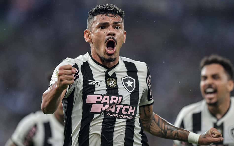 Tiquinho Soares lamenta empate do Botafogo e afirma: 'Quarta é guerra'