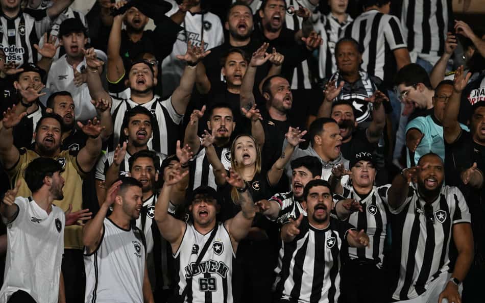 Ônibus com torcedores do Botafogo são apedrejados na fronteira entre Uruguai e Brasil