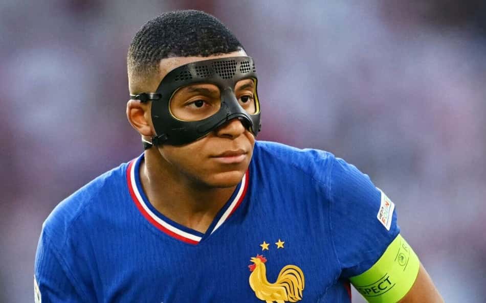 Deschamps abre conversas com Mbappé, e astro pode perder posto de capitão da França