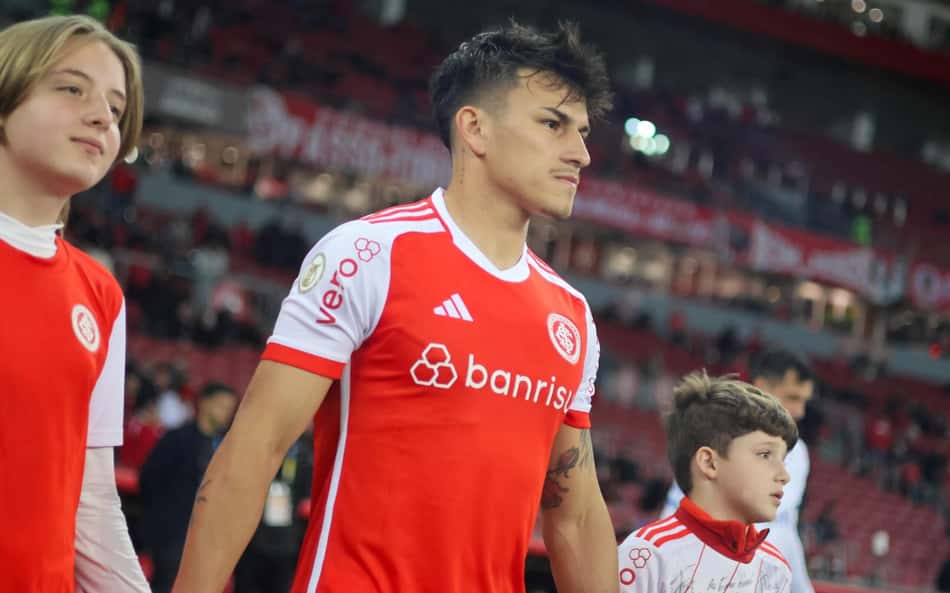 Bernabei e Bruno Gomes levam amarelo e desfalcam o Internacional contra o Vasco