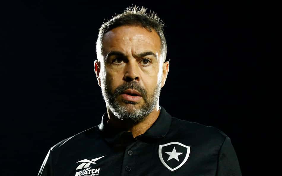 Com mudança na defesa, Botafogo está escalado diante do Vasco; veja