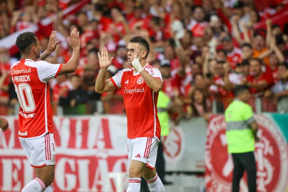 Borré comemora gol pelo Internacional no Brasileirão