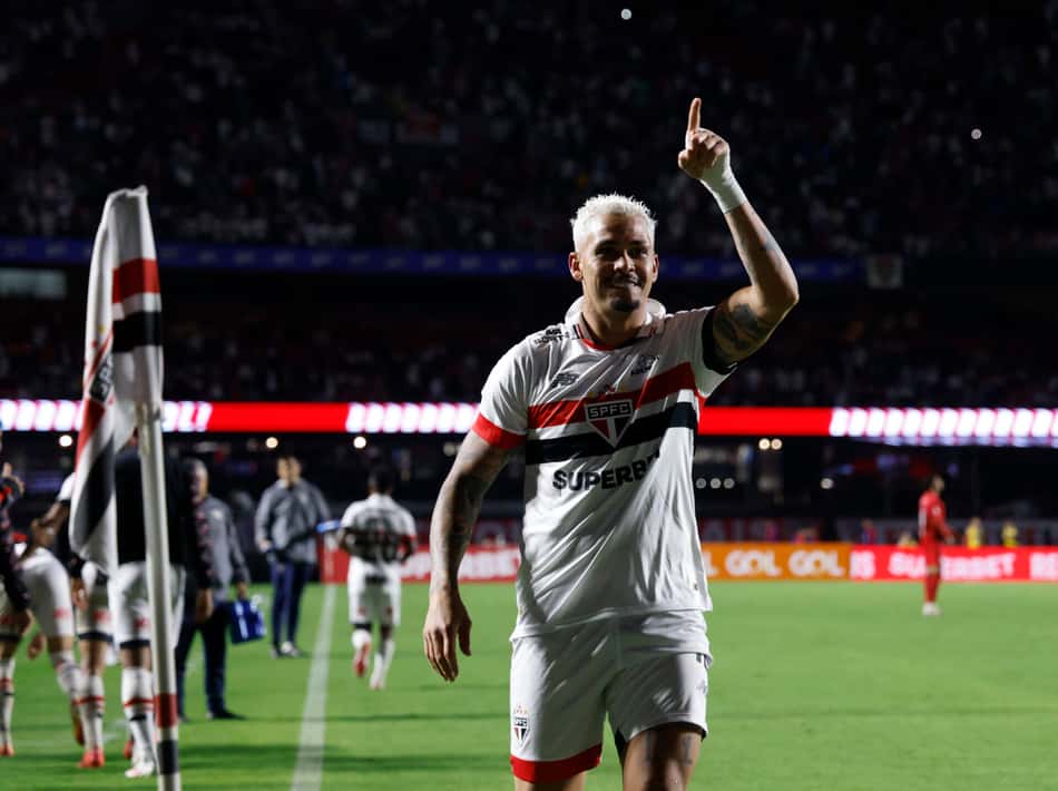 Luciano comemora gol pelo São Paulo no MorumBis
