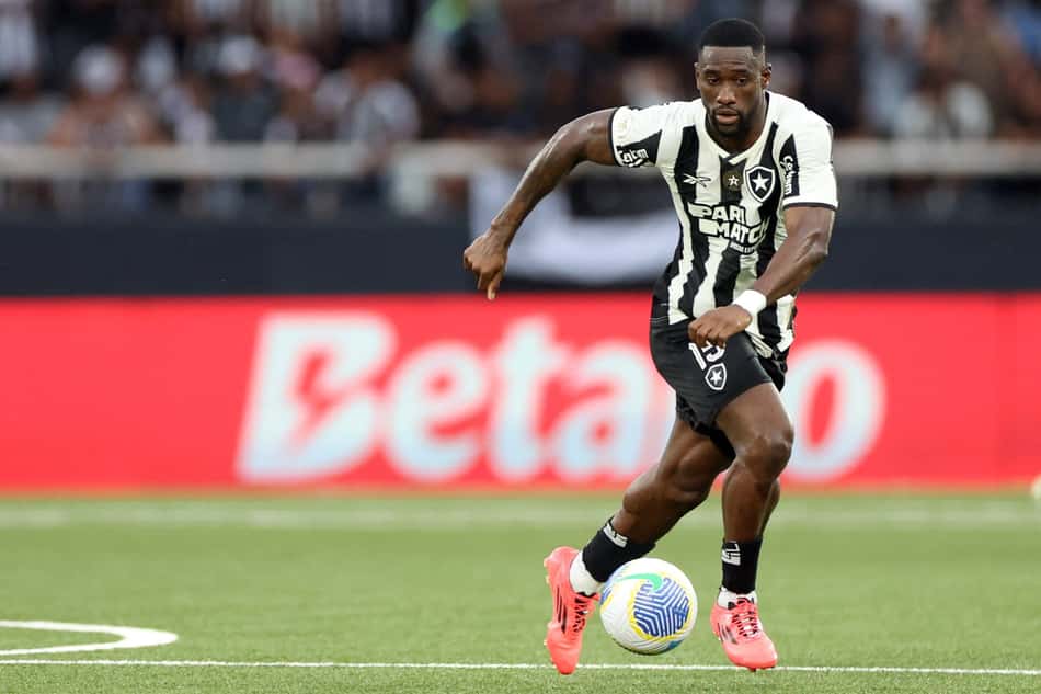 Bastos, zagueiro do Botafogo, em jogo pelo Brasileirão 2024 (Foto: Vítor Silva/Botafogo)