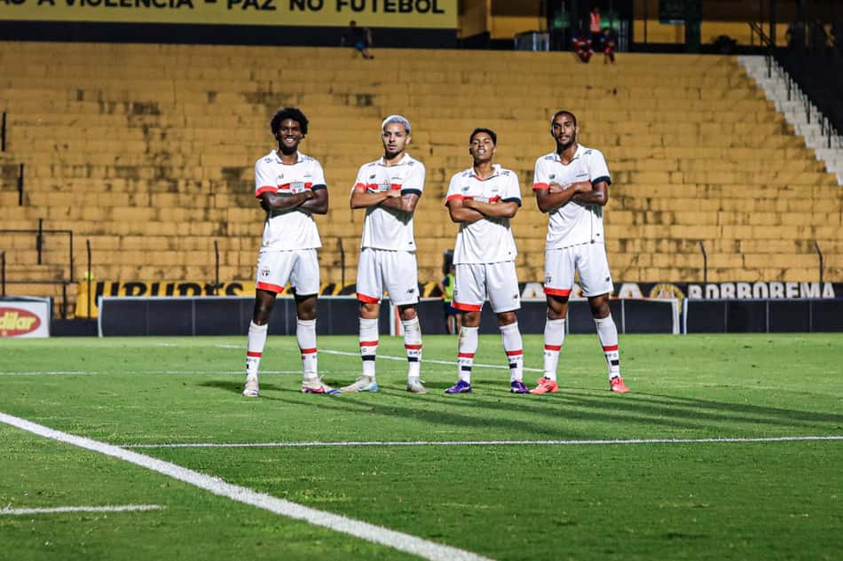 Elenco do São Paulo comemora gol de Ryan Franciso contra o Novorizontino.