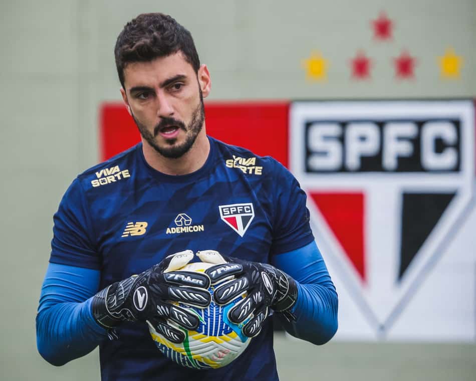 Rafael, goleiro do São Paulo, fez trabalho no campo do CT da Barra Funda.